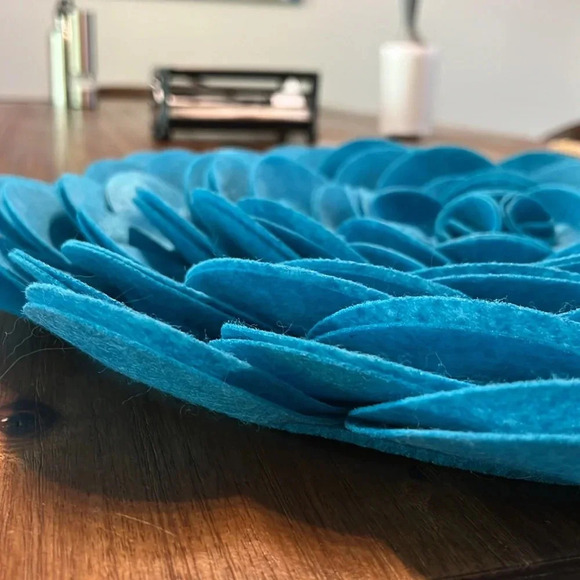 Teal felt flower wall hanging - Picture 4 of 4